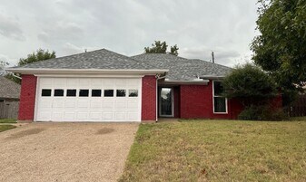 1500 Hyde Park Blvd in Cleburne, TX - Building Photo