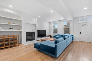 1732 W Beach Ave, Unit Main in Chicago, IL - Building Photo