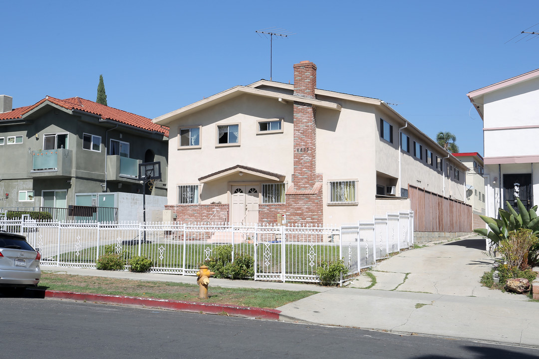 4833 Elmwood Ave in Los Angeles, CA - Building Photo