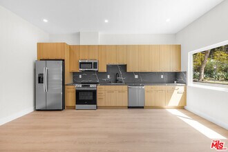 5127 Don Pio Dr in Los Angeles, CA - Building Photo - Building Photo