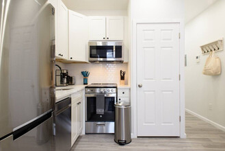 240 E 75th St in New York, NY - Building Photo - Building Photo