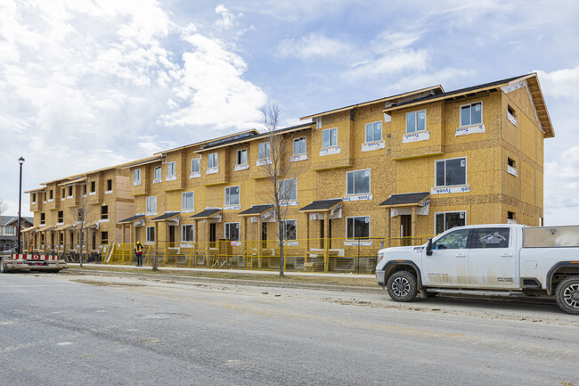 100 Clydesdale Way in Cochrane, AB - Building Photo - Building Photo