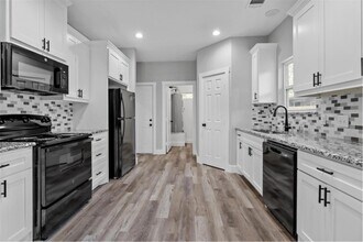 405 W Walker St in Denison, TX - Building Photo - Building Photo