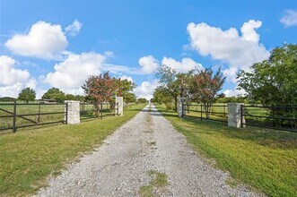 215 Greathouse Cir in Waxahachie, TX - Building Photo - Building Photo