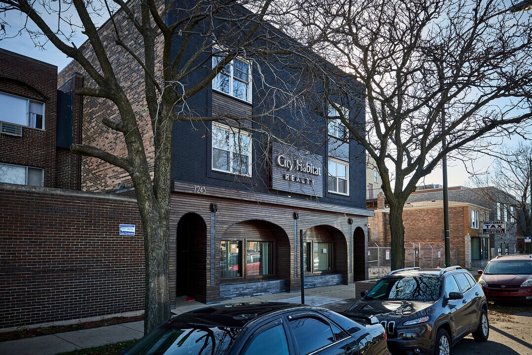7243 N Western Ave in Chicago, IL - Building Photo