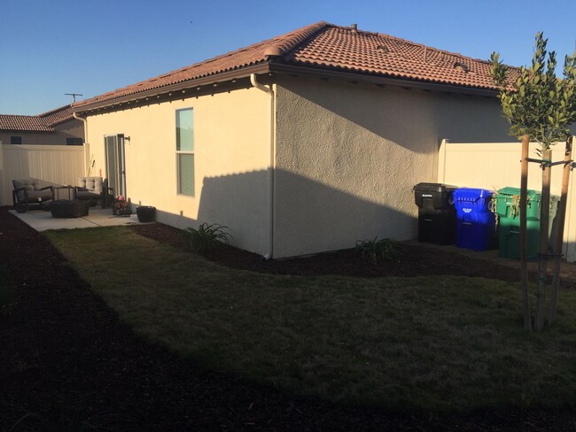 1861 W Roby Ave in Porterville, CA - Building Photo - Building Photo