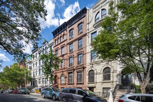127 W 81st St in New York, NY - Building Photo
