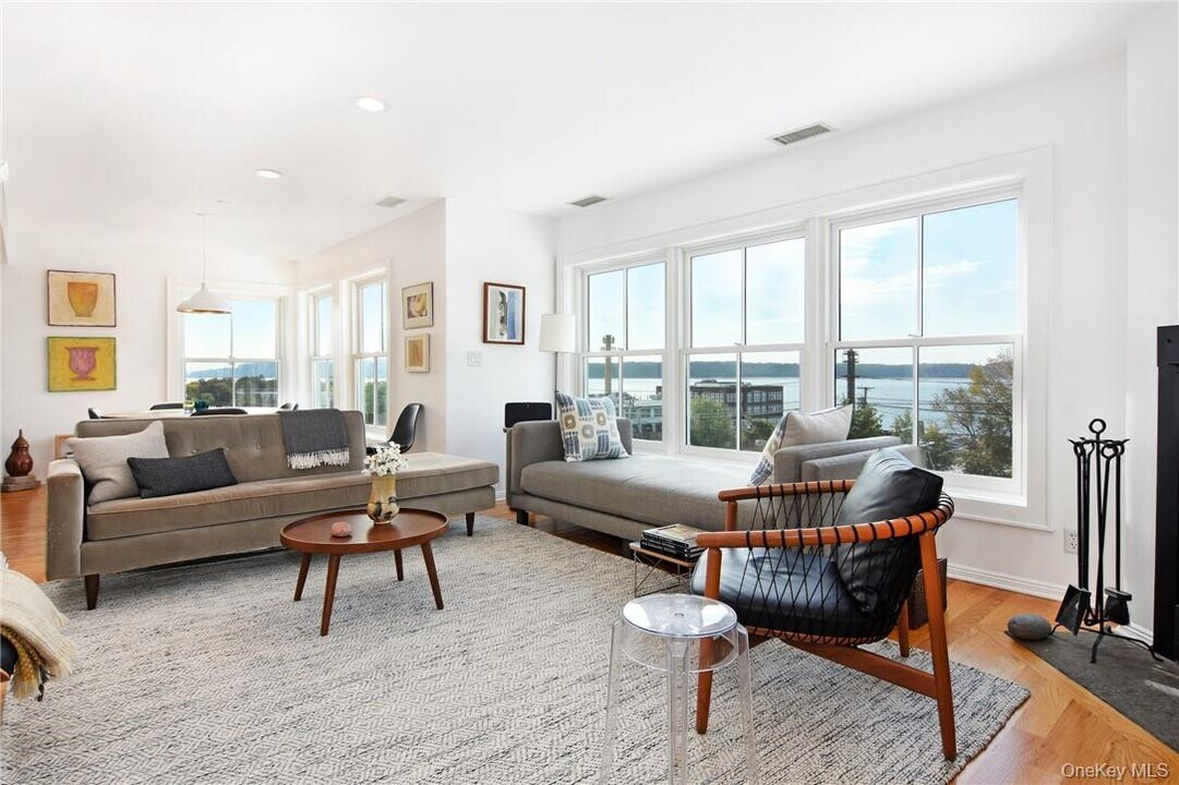 27 N Buckhout St in Irvington, NY - Building Photo