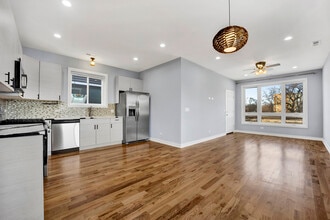 5843 W Corcoran Pl in Chicago, IL - Building Photo - Building Photo