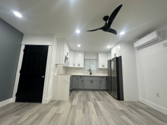 10502 S Van Ness Ave, Unit 1 in Los Angeles, CA - Building Photo - Building Photo