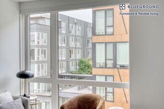 2401 S Jackson St, Unit SI FL5-ID642 in Seattle, WA - Foto de edificio - Building Photo