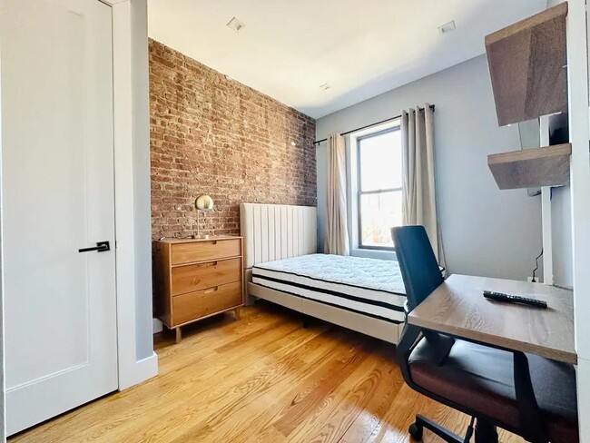 Furnished room/NOT APARTMENT, Unit 4B in Brooklyn, NY - Foto de edificio - Building Photo