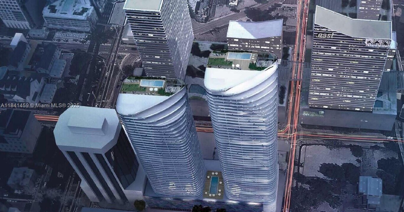 45 SW 9th St in Miami, FL - Building Photo