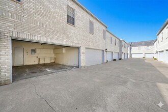 338 Wilcrest Dr in Houston, TX - Building Photo - Building Photo