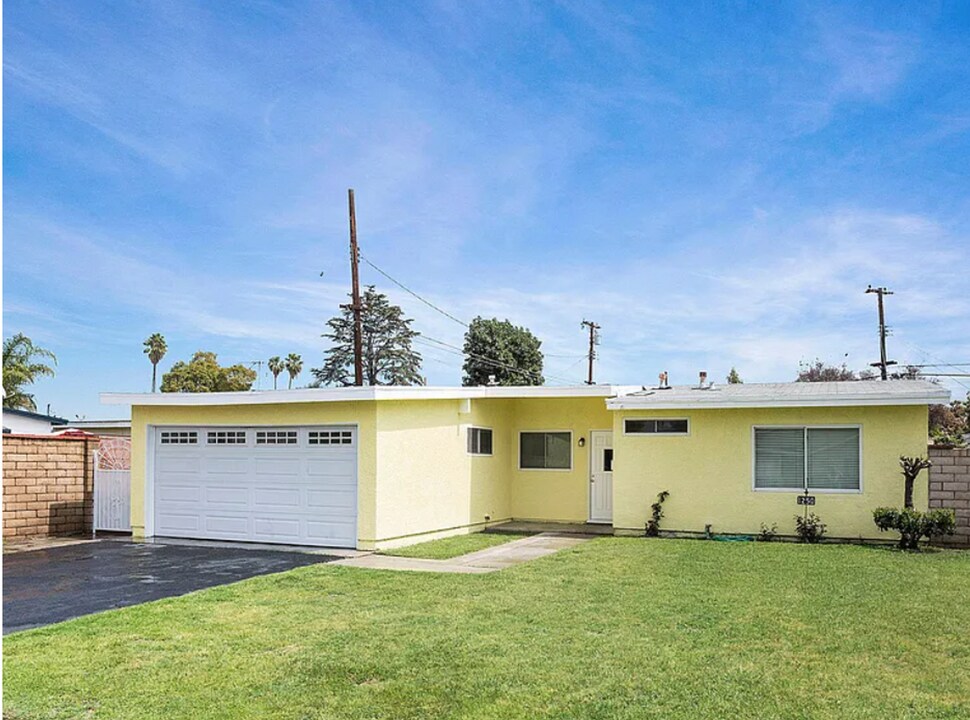 1250 Le Borgne Ave in La Puente, CA - Building Photo