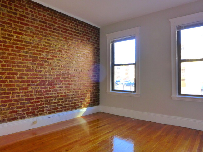 82 Lanark Rd, Unit 2 in Boston, MA - Building Photo - Building Photo