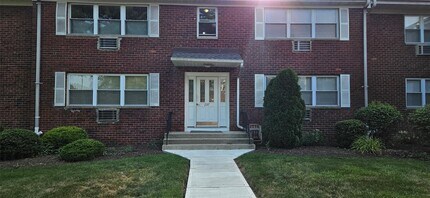 237 N Middletown Rd in Pearl River, NY - Building Photo - Building Photo