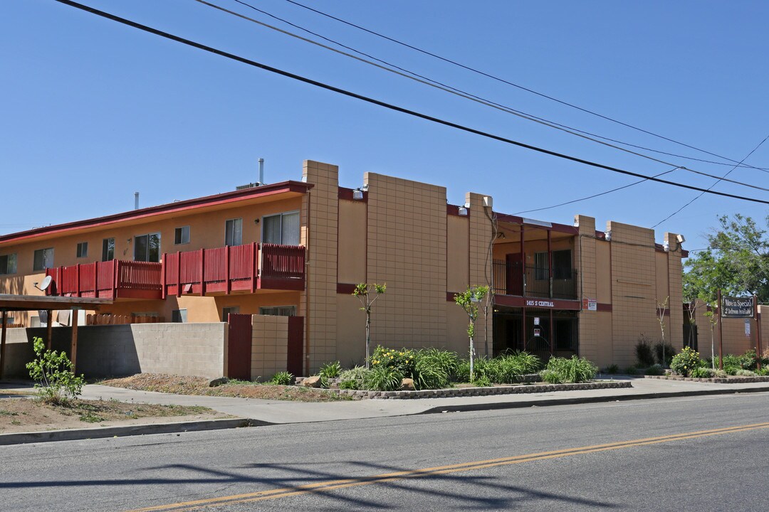 Navarro's Apartments in Visalia, CA - Building Photo