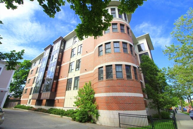 533 Cambridge St in Boston, MA - Foto de edificio - Building Photo