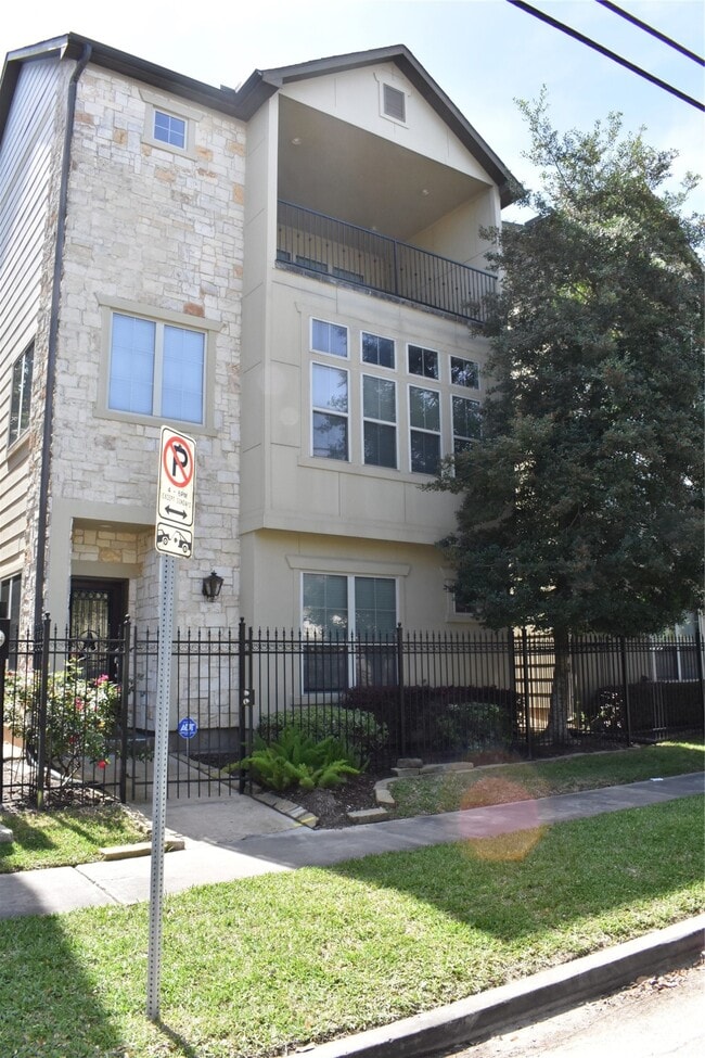 property at 2922 Leeland St