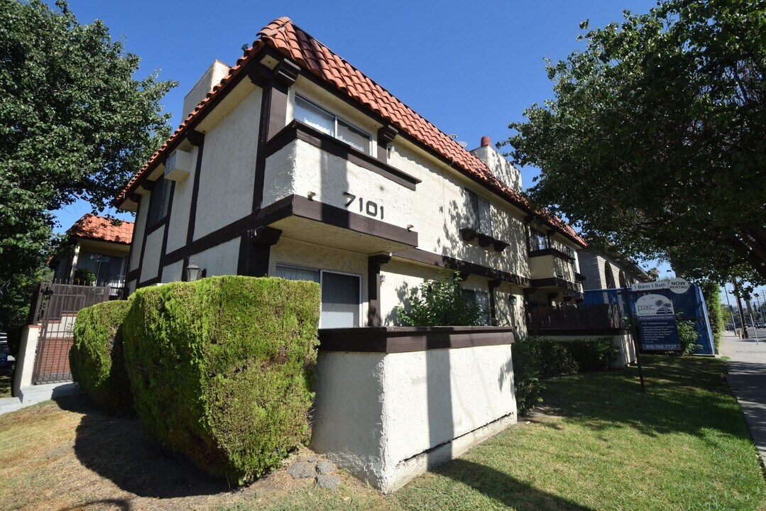 7101 Haskell Ave in Los Angeles, CA - Building Photo
