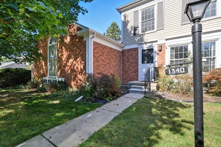 1340 Kings Cove Dr E in Rochester Hills, MI - Foto de edificio