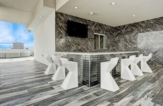 4521 San Felipe St in Houston, TX - Foto de edificio - Building Photo