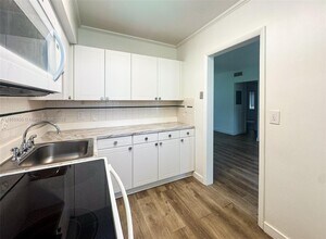 7635 SW 57th Ave in South Miami, FL - Building Photo - Building Photo