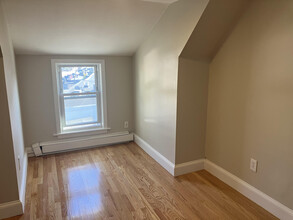 512 Medford St, Unit 3 in Somerville, MA - Foto de edificio - Building Photo