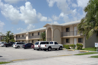 2300-2316 W 56th St in Hialeah, FL - Building Photo - Building Photo