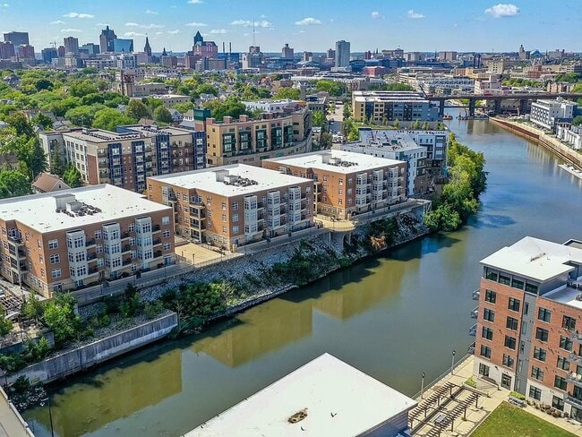 1925 N Water St, Unit 104 in Milwaukee, WI - Foto de edificio - Building Photo