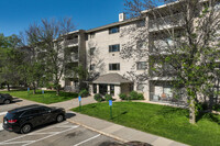 Kingston Green Apartments, East Building in Apple Valley, MN - Building Photo - Building Photo