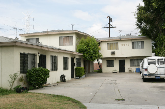 8977 Bowman Ave in South Gate, CA - Foto de edificio - Building Photo