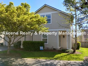 2357 NE 12th Way in Hillsboro, OR - Foto de edificio - Building Photo