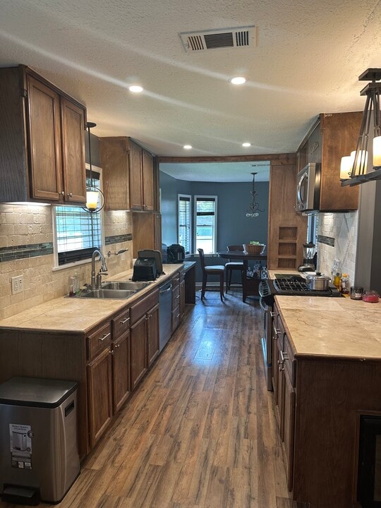 221 Belaire Dr in Pearl, MS - Building Photo