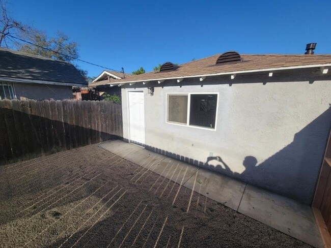 934 Cedar St in Corona, CA - Building Photo - Building Photo
