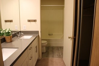 1336 Bellevue Way NE, Unit 1 in Bellevue, WA - Building Photo - Building Photo