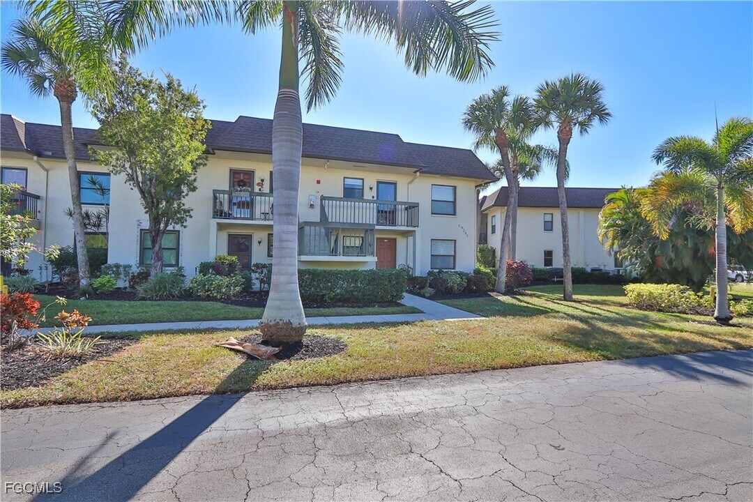 9281 Central Park Dr in Ft. Myers, FL - Building Photo