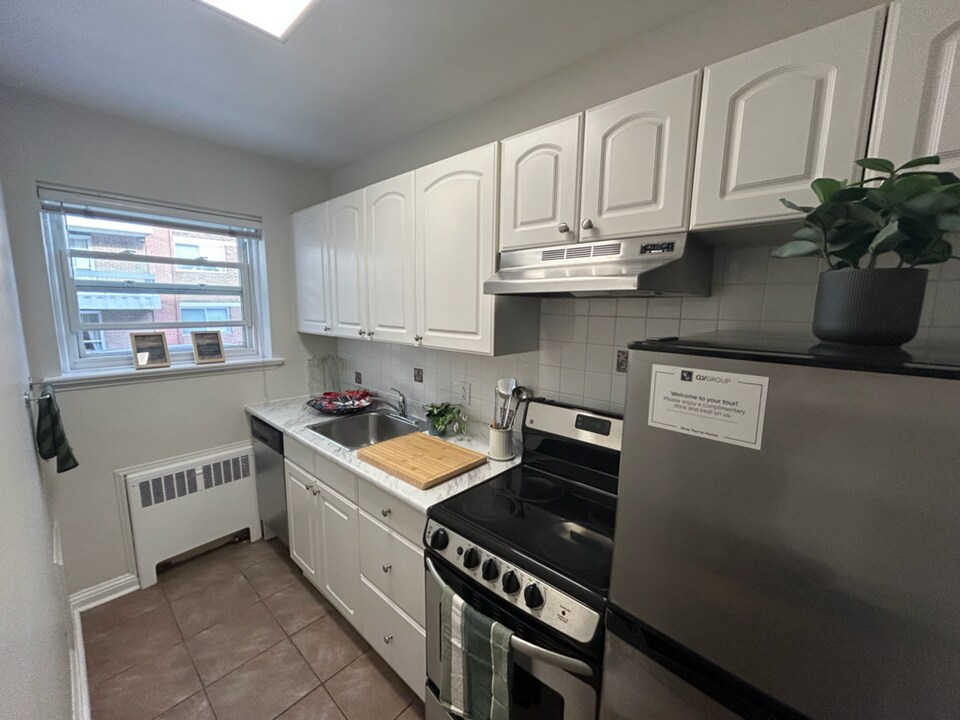 135 MacLaren in Ottawa, ON - Building Photo