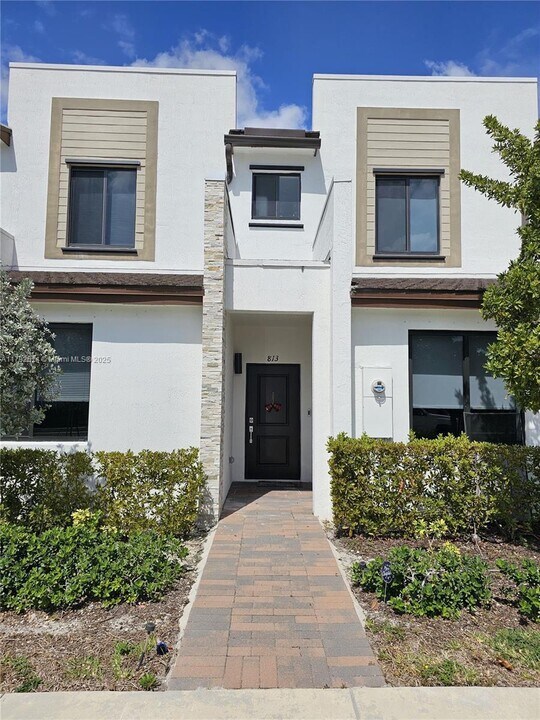 813 NE 211th St in North Miami Beach, FL - Building Photo