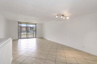 2820 Tennis Club Dr, Unit 204 in West Palm Beach, FL - Building Photo - Building Photo