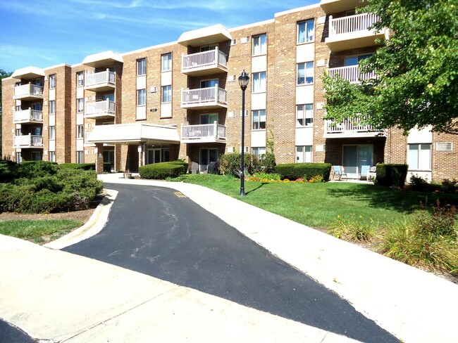 property at 2423 N Kennicott Dr