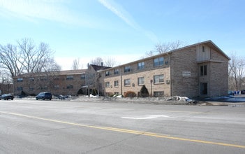 Creekview Apartments in Hopkins, MN - Building Photo - Building Photo