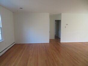 26 Lakeside Dr in Greenbelt, MD - Foto de edificio - Building Photo