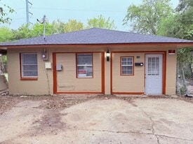 111 W Avenue D in Garland, TX - Building Photo