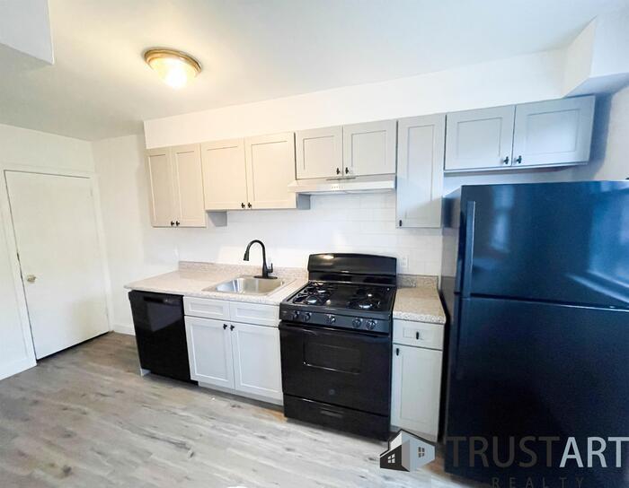 6734 Oakland St in Philadelphia, PA - Building Photo