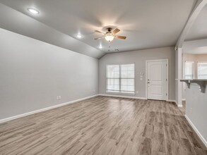 5808 Goldfinger Rd in Oklahoma City, OK - Foto de edificio - Building Photo