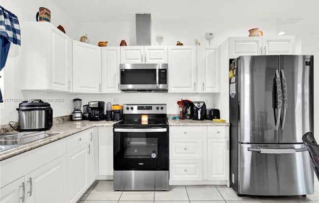 1741 NW 68th St in Miami, FL - Building Photo - Building Photo