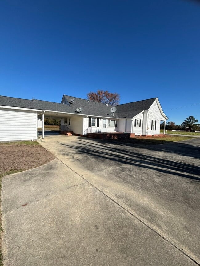 2314 Hannah Creek Rd in Four Oaks, NC - Foto de edificio - Building Photo