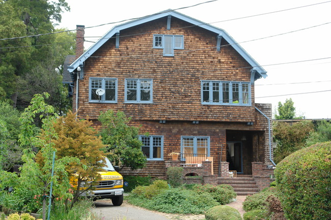 2727 Ashby Pl in Berkeley, CA - Foto de edificio - Building Photo